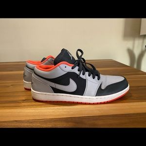 Jordan 1’s low wolf grey/ infrared